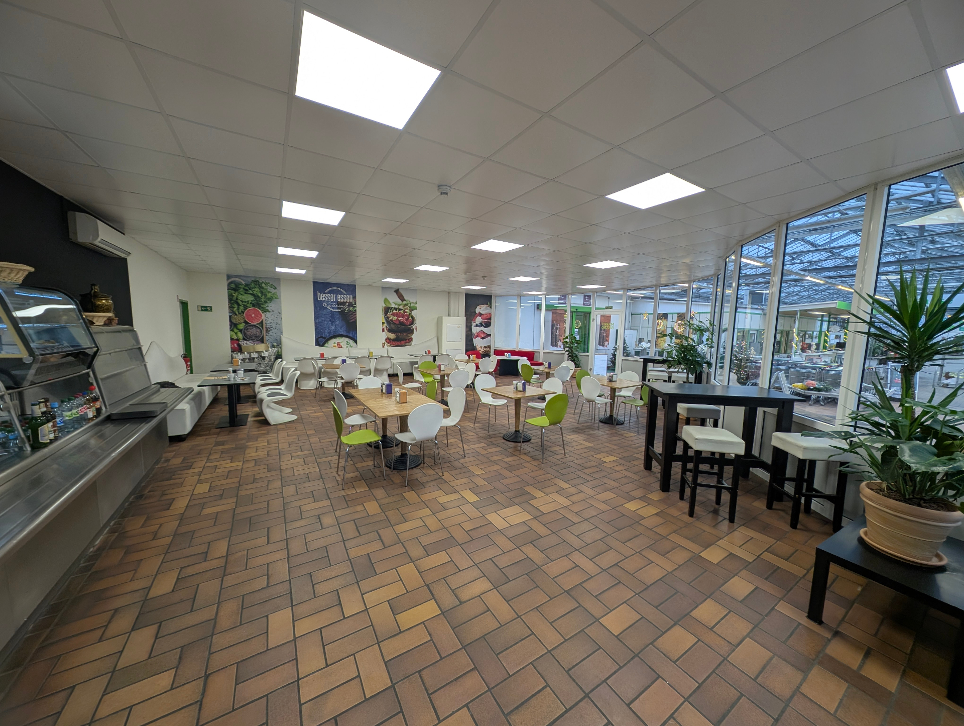 Innenraum des Markt Bistro mit Tischen und viel Tageslicht